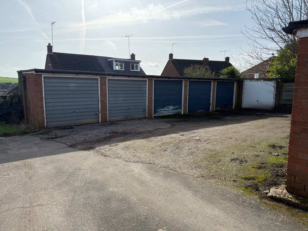 Lot: 3 - FREEHOLD GROUND RENT INVESTMENT - Rear driveway and garage block